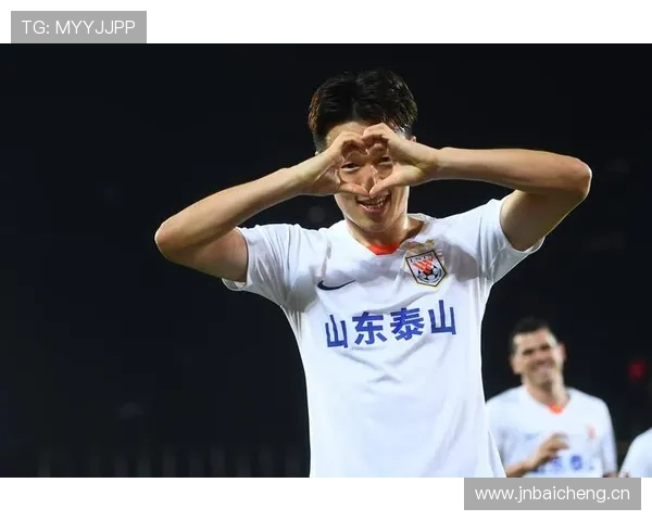 孙准浩练球间隙掏出名牌咖啡，谁告诉我这是运动员的日常？